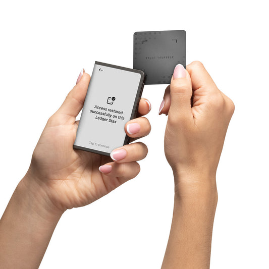 Ledger Stax™ 附帶 Ledger Recovery Key 恢復鑰匙及保護殻